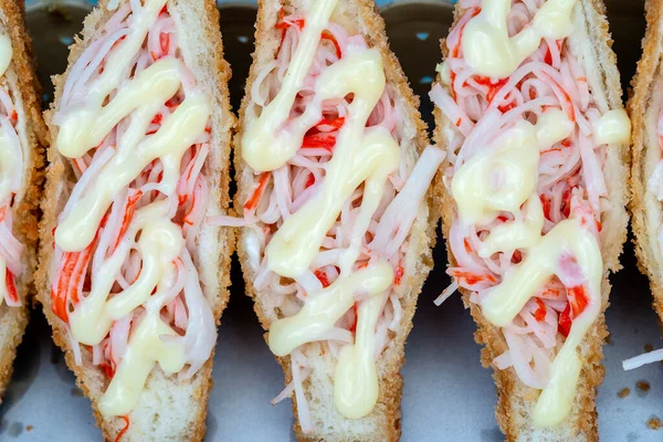 タイのコ ファンガン島のストリートフード市場で販売するためのカニスティックとマヨネーズのサンドイッチ おいしいサンドイッチを閉じます — ストック写真