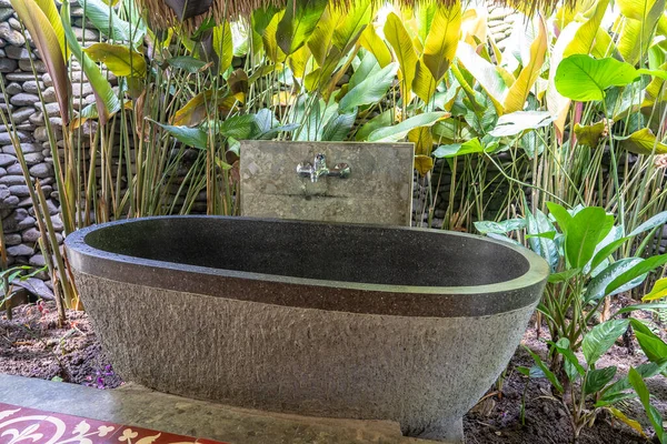 Romántico Baño Piedra Aire Libre Patio Tropical Isla Bali Indonesia —  Fotos de Stock