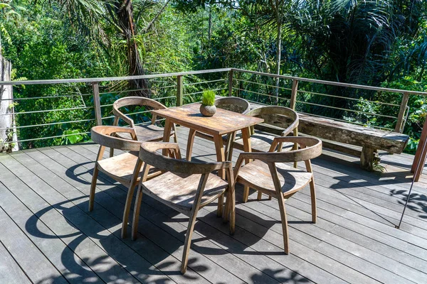 Mesa Madera Sillas Café Tropical Vacío Junto Terrazas Arroz Isla — Foto de Stock