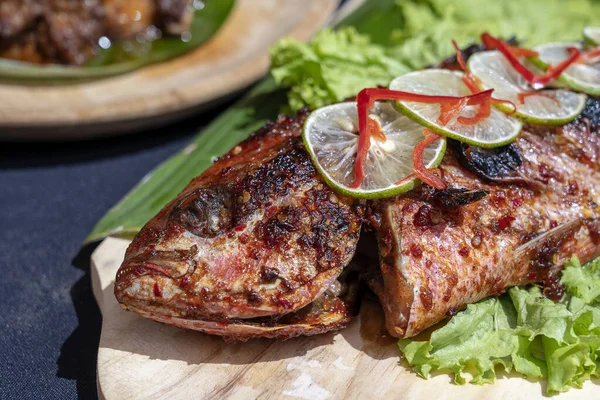 Peixe Frito Com Salada Verde Fresca Limão Bali Indonésia Perto — Fotografia de Stock