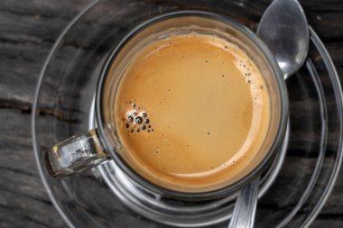 Tahtada bir bardak sıcak espresso, yakın çekim, üst manzara.