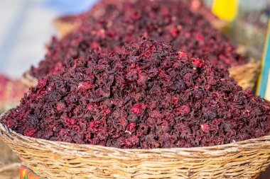 Sokak pazarındaki hasır sepette kuru karkade çay yaprakları. Sharm el Sheikh, Mısır. Çay için sepetlerde kurutulmuş bitki amblemi. Geleneksel çarşıda Arap otları. Doğal organik gıda..