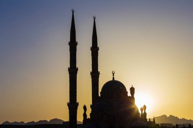 Sharm el Sheikh, Mısır 'da gün batımında El-Sahaba Camii' nde. Al Sahaba 'nın mimarisi, El Mustafa, eski kentin merkezindeki cami Fatimid, Mamluk ve Osmanlı tarzı elementlerin birleşiminden oluşuyor.
