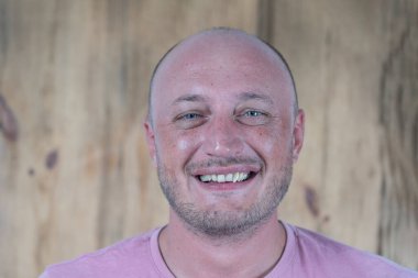 Kameraya bakan orta yaşlı, beyaz, kel bir adamın yakın çekimi. İnsanlar ve yaşam tarzı konsepti. İçerde orta yaşlı bir adamın portresi