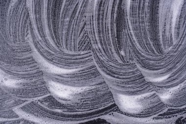 Siyah arkaplanda soyut köpük dokusu. Sabun köpüğü kabarcıkları soyut koyu arkaplan, üst görünüm