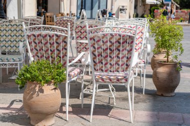 Yunanistan 'ın Kos Adası sahilindeki restoranda boş masa ve sandalyeler. Deniz kenarındaki sahil kafeteryasında, açık havada. Seyahat ve tatil kavramı