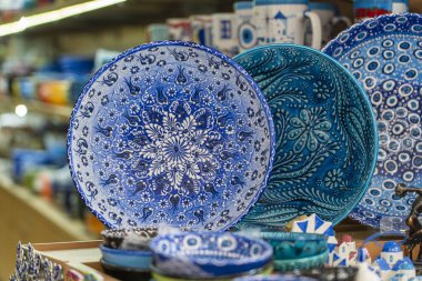 Geleneksel renkli Yunan hatıra seramik tabağı bir sokak dükkanında turistler için, yakın çekim. Kos Adası, Yunanistan.