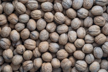 Doğal ceviz arkaplan deseni soyut ceviz yığını desen arka plan. Cevizler kabukta. Yakın çekim, üst görüntü.