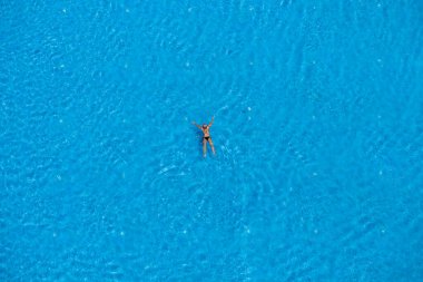 Havuzda yüzen kadın, manzaralı, yaz seyahati ve tatil konsepti.