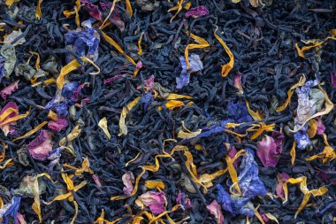 Arka planda meyve yapraklı kuru otlar ve çiçek yaprakları, üst manzara. Sağlıklı yeme kavramı