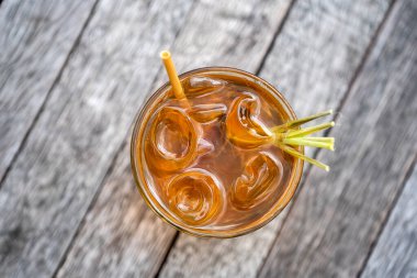 Sağlıklı, ferahlatıcı bir tarçın ve ahşap bir masada limon otu sapları, üst manzara, kapat