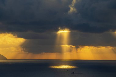 Hon Chong Burnu, Nha Trang, Khanh Hoa Eyaleti, Vietnam 'da manzara gündoğumu. Seyahat ve doğa kavramı. Sabah gökyüzü, bulutlar, güneş ve deniz suyu