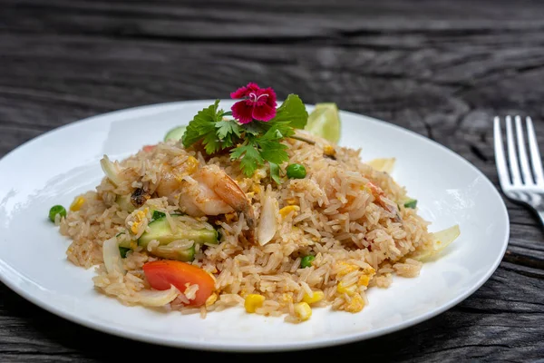 虾仁和蔬菜在一个古老的木制桌子上的白盘 泰国菜泰国菜餐厅里的炒饭和海鲜 — 图库照片