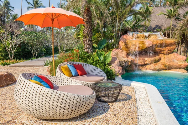 在泰国 阳光伞和海滩椅子在热带海岸线上度假和放松游客 旅行和自然概念 — 图库照片