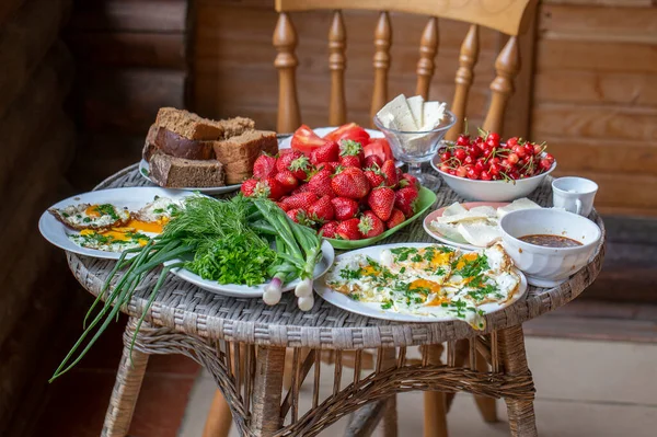 Вкусный Здоровый Завтрак Столе Закрыть Жареные Яйца Хлеб Зелень Овощи — стоковое фото