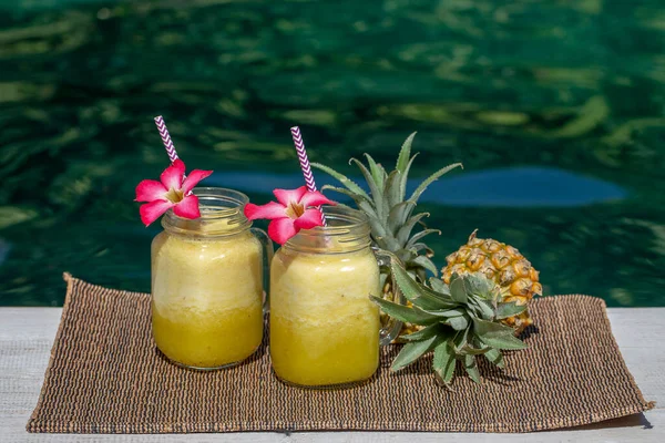 Smoothie Maison Mangue Ananas Fait Avec Lait Coco Dans Deux — Photo