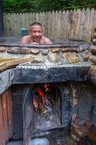Hombre Bañándose Cuba Hierro Fundido Con Agua Mineral Que Contiene — Foto de Stock