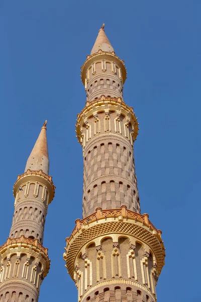 Twee Torens Van Sahaba Moskee Tegen Een Blauwe Lucht Sharm — Stockfoto