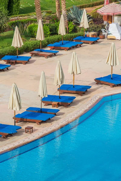 Vista Dalla Finestra Dell Hotel Alla Piscina Ombrelloni Sedie Sdraio — Foto Stock