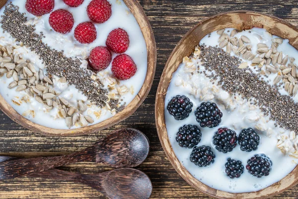 在椰子碗中加入黑莓 覆盆子 葵花籽和奇亚种子作为早餐 健康饮食的概念 超级食物 顶部视图 — 图库照片