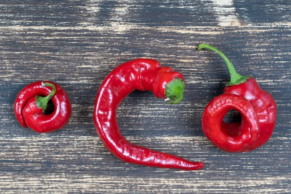 Drie Rode Hete Chili Pepers Oude Houten Achtergrond Close Bovenaanzicht — Stockfoto