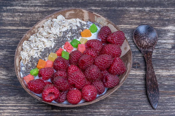 ラズベリー オートミール 砂糖漬けの果物と朝食のためのチアの種とココナッツボウルにスムージーを閉じます 健康的な食事 スーパーフードの概念 トップ表示 — ストック写真