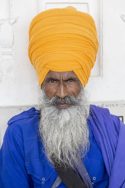 Portret Hinduskiego Sikha Pomarańczowym Turbanie Krzaczastą Brodą Amritsar Indie Zamknij — Zdjęcie stockowe