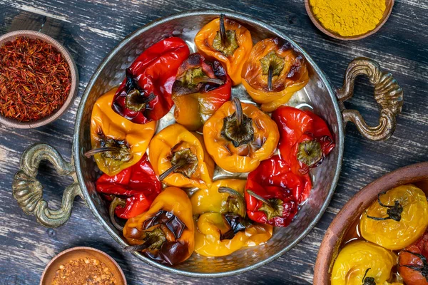 Tomate Pimiento Rojo Amarillo Horno Tomates Pimientos Una Bandeja Para —  Fotos de Stock