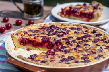 Ev yapımı vişneli turta. Bahçedeki ahşap masada. Kırsal arka planda.