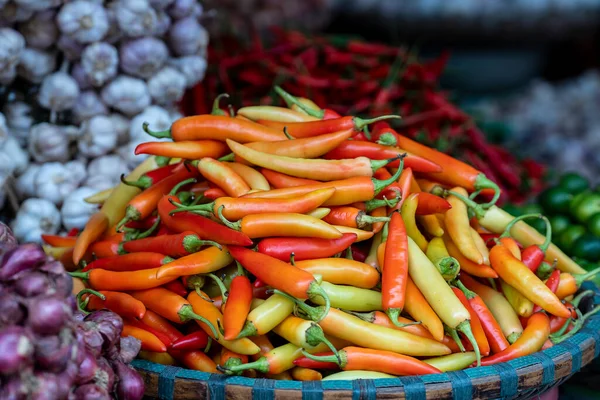 Pomerančová Žlutá Červená Paprika Prodej Trhu Pouličními Potravinami Starém Městě — Stock fotografie