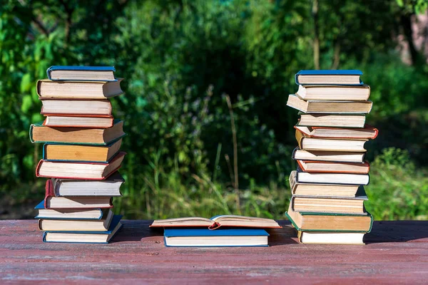 Pila Libri Tavolo Legno Sullo Sfondo Della Natura All Aperto — Foto Stock