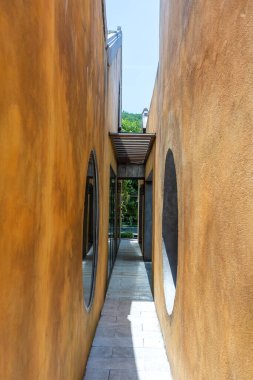 Da Nang, Vietnam 'da her iki tarafında eski sarı duvarlar olan dar bir sokak. Mimarlık ve seyahat konsepti