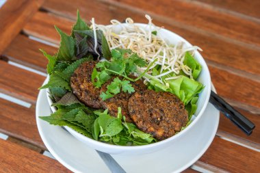 Vejetaryen Bun Cha, popüler Vietnam yemekleri. Bun Cha ve masada tofu peyniri ve mantarlı kızarmış krep. Kapat.