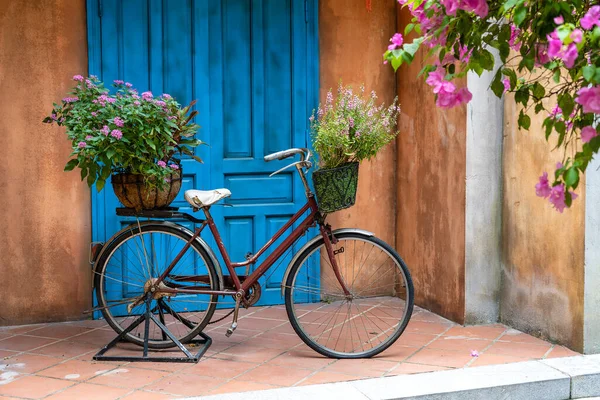 Bicicleta Vintage Con Cesta Llena Flores Junto Antiguo Edificio Danang — Foto de Stock