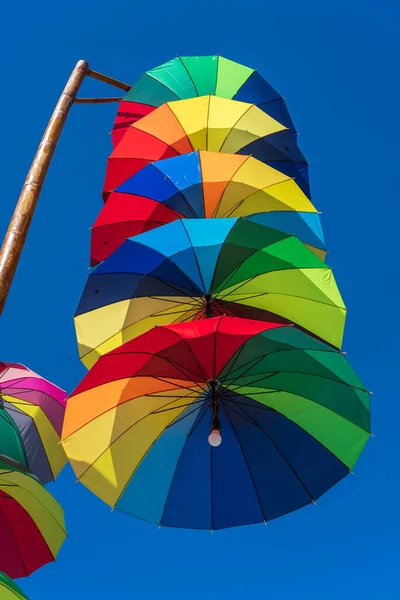 Straatlampen Versierd Met Kleurrijke Paraplu Hangen Een Pilaar Straat Tegen — Stockfoto