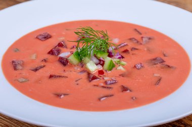 Tahta masada sebzeli pancar çorbası. Kapatın.