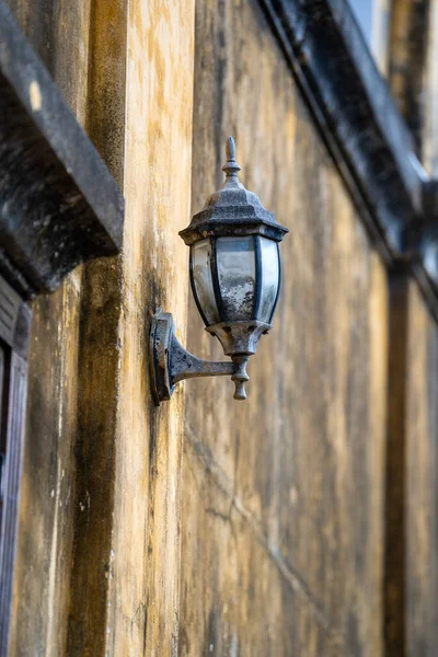 Decoratieve Retro Lamp Hangt Aan Een Gele Muur Straat Hoi — Stockfoto