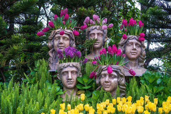 Flowerpots Red Flowers Shape Heads Sculptures Tropical Garden Danang Vietnam — Stock Photo, Image