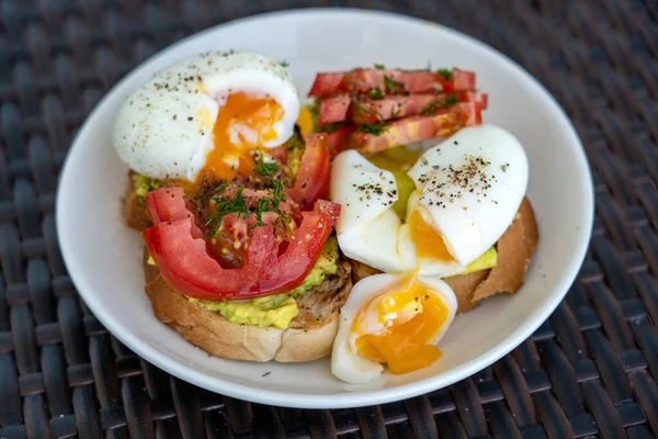 Два Вкусных Сэндвича Вареным Яйцом Зеленым Авокадо Красным Помидором Белой — стоковое фото