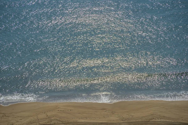 Luftaufnahme Eines Sandstrandes Mit Blauen Meereswellen Der Ferienstadt Nha Trang — Stockfoto