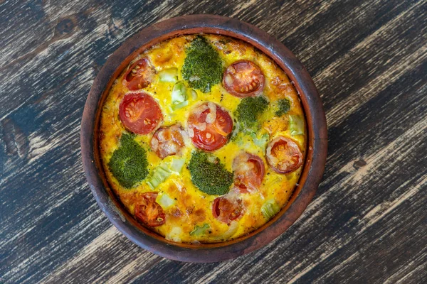 Keramikskål Med Grönsaksfrittata Enkel Vegetarisk Mat Frittata Med Ägg Tomat — Stockfoto