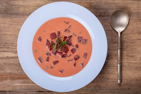 Tahta masada sebzeli pancar çorbası. Kapatın.