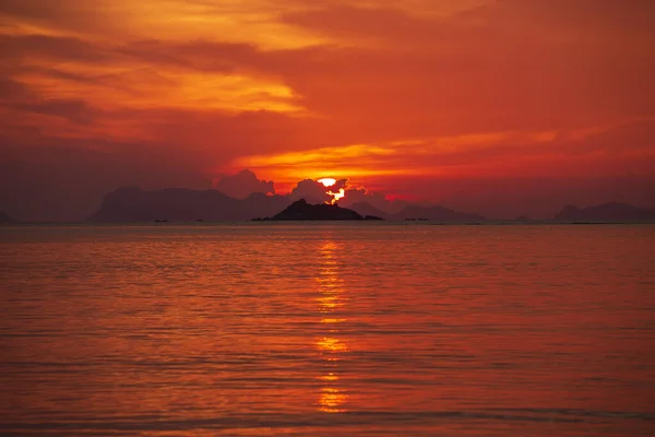 Beautiful Colorful Sunrise Sea Dramatic Clouds Sun Shining Sunset Red — Stock Photo, Image