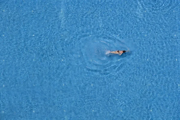 Donna Che Nuota Piscina Vista Dall Alto Viaggio Estivo Concetto — Foto Stock