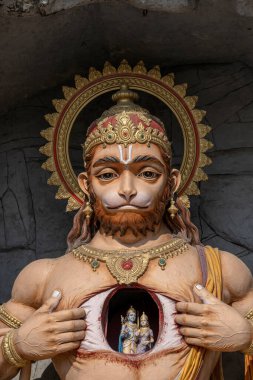 Hanuman heykeli, Ganj Nehri yakınındaki Hindu heykeli, Rishikesh, Hindistan. Hacılar için kutsal yerler. Tanrı Hanuman 'ın portresini çizen heykel göğsünü yardı ve içindeki Tanrı Rama ile Sita' yı ortaya çıkardı.