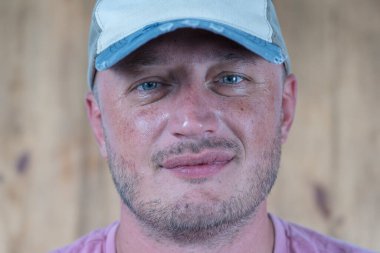 Kafkasyalı, şapkalı bir adamın yakın çekimi. İnsanlar ve yaşam tarzı konsepti. İçerde orta yaşlı bir adamın portresi