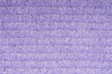 Ev temizlik süngerleri kapanıyor. Sünger detay dokusu, sünger dokusu arkaplanı kapat. Selüloz mor sünger dokusu. Sünger yüzey arka planında tel örgüsü