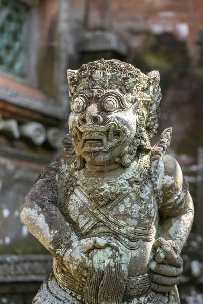 ウブド バリ島 インドネシア クローズアップで悪魔 バリ神話の神々を描いた伝統的な石の像 イチジクの記号を持つ石の像の手 — ストック写真