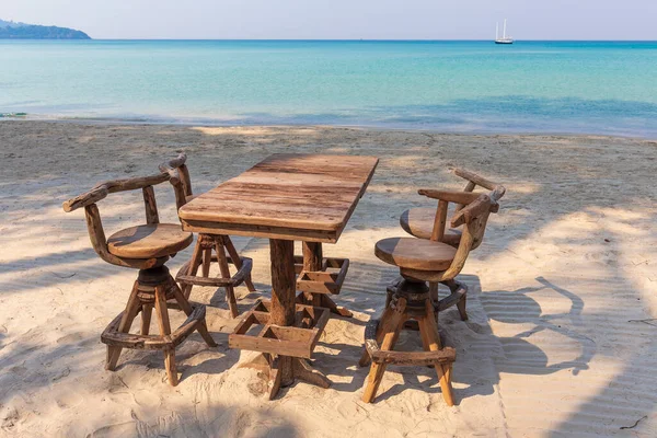 Houten Cafe Tafel Stoelen Een Tropisch Strand Met Blauwe Zee — Stockfoto