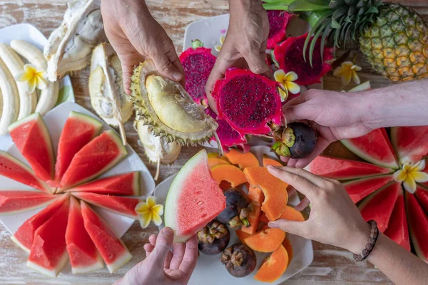 Människor Händer Och Tropiska Frukter Närbild Ovanifrån Många Färgglada Mogna — Stockfoto